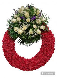 Corona fúnebre con claveles rojos y cabecero blanco