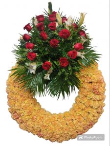 Corona fúnebre con claveles crema