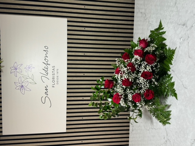 Centro delante del mostrador de la floristería San Ildefonso con rosas rojas