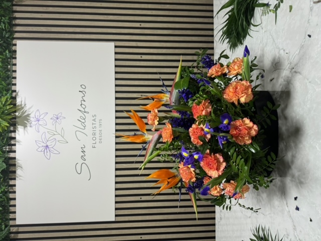 Centro delante del mostrador de la floristería San Ildefonso con en tonos crema y morado