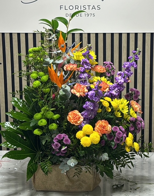 Centro delante del mostrador de la floristería San Ildefonso en tonos multicolor