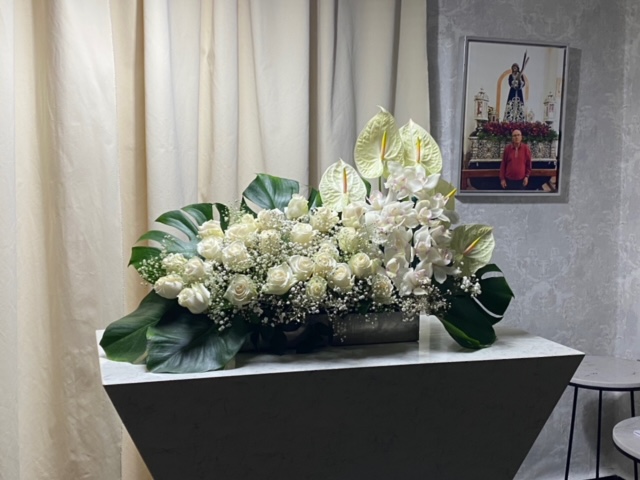 Centro delante del mostrador de la floristería San Ildefonso en tonos blancos