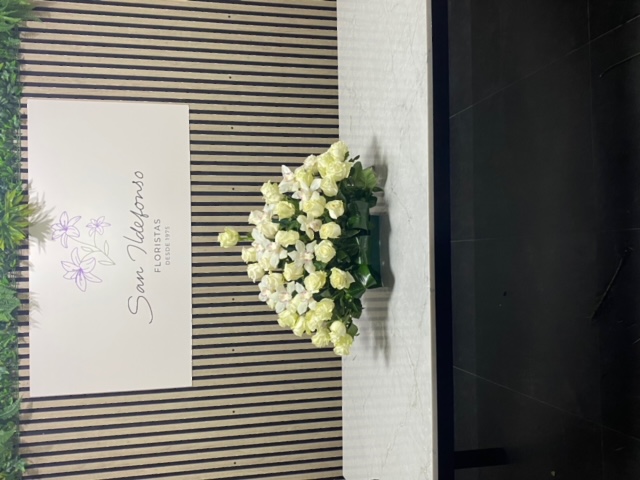 Centro delante del mostrador de la floristería San Ildefonso en tonos blancos