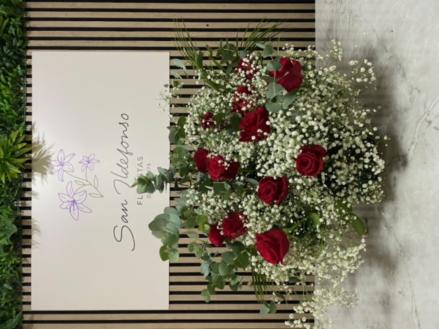 Centro delante del mostrador de la floristería San Ildefonso en tonos rojos