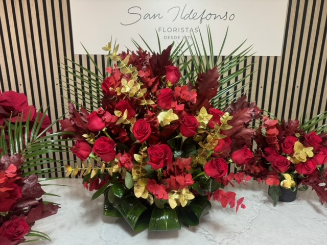 Centro delante del mostrador de la floristería San Ildefonso en tonos rojos otoñal