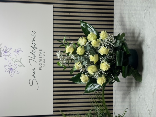 Centro de rosas blancas