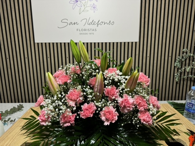 Centro con claveles rosas y lírios