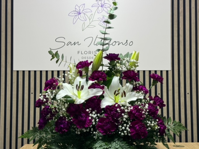 Centro con claveles morados y lírios