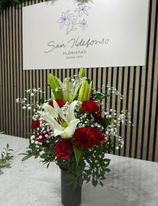 Ramo de lírios blancos y claveles rojos