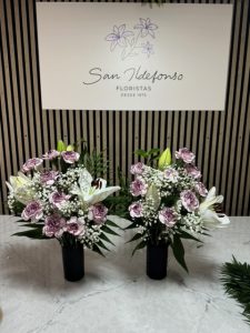 Jardinera delante del mostrador de la floristería San Ildefonso en tonos rosas