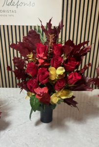 Ramo delante del mostrador de la floristería San Ildefonso en tonos rojos otoñal