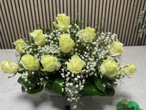 Jardinera delante del mostrador de la floristería San Ildefonso en tonos crema