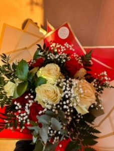 Ramo delante del mostrador de la floristería San Ildefonso en tonos blanco