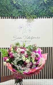 Ramo delante del mostrador de la floristería San Ildefonso en tonos rosas
