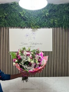 Ramo delante del mostrador de la floristería San Ildefonso en tonos rosas