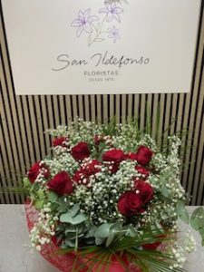 Ramo delante del mostrador de la floristería San Ildefonso en tonos rojos y blancos