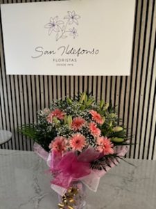 Ramo delante del mostrador de la floristería San Ildefonso en tonos rosas