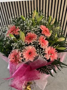 Ramo delante del mostrador de la floristería San Ildefonso en tonos rosas