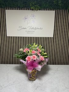 Ramo delante del mostrador de la floristería San Ildefonso en tonos rosas