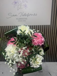 Ramo delante del mostrador de la floristería San Ildefonso en tonos rosas y crema