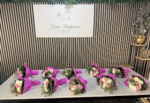 Ramo delante del mostrador de la floristería San Ildefonso en tonos rosas