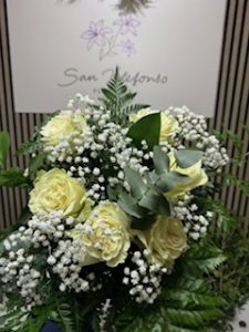 Ramo delante del mostrador de la floristería San Ildefonso en tonos blancos